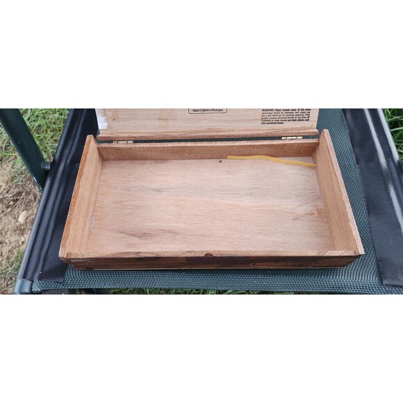 Padrón Series 5000 Cigar Box – Handcrafted Nicaraguan Cedar Wood Collectible - Picture 8 of 9